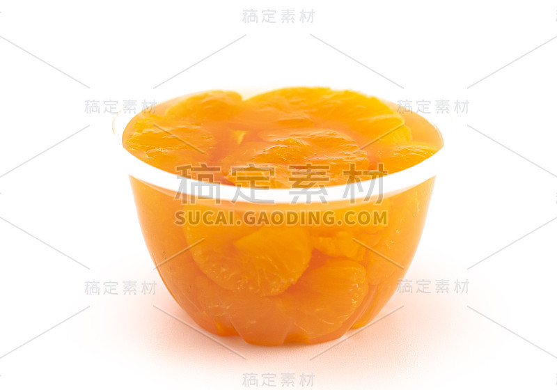 在白色背景上孤立的桔子片