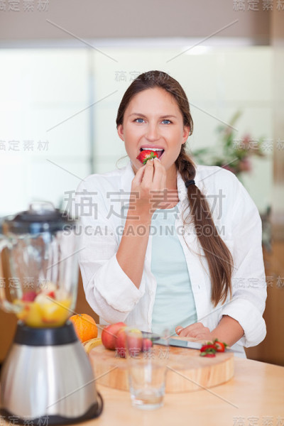 一个吃草莓的女人的肖像