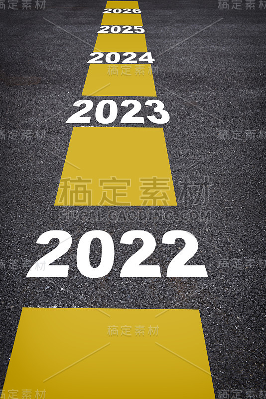 2022年至2026年在沥青路面用黄色标线标出