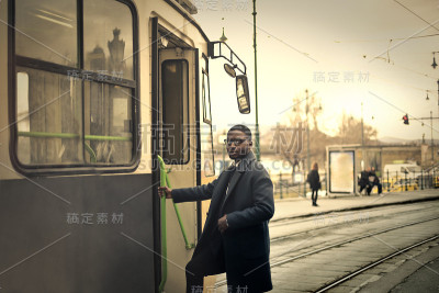 乘坐有轨电车