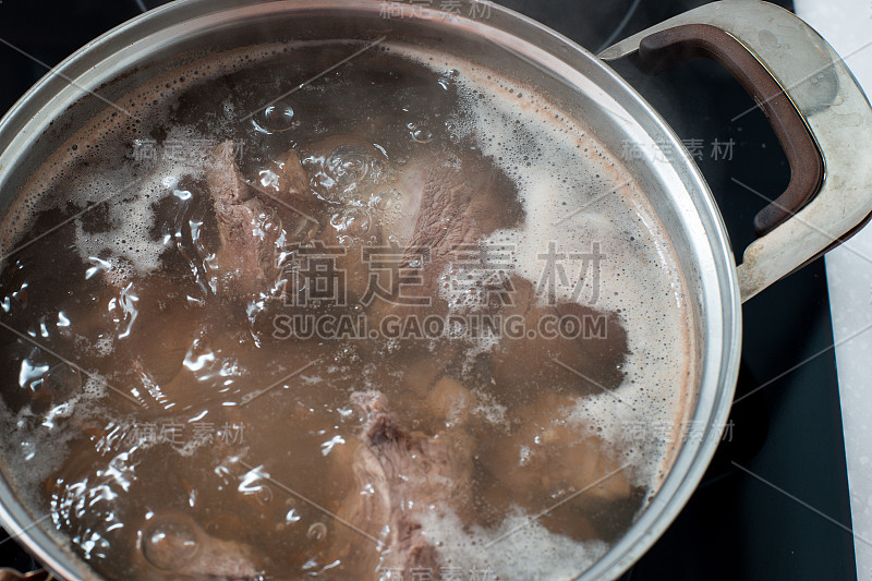 肉在沸水中煮