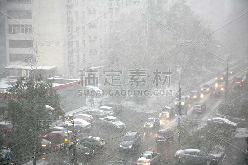 城市街道在暴风雪期间