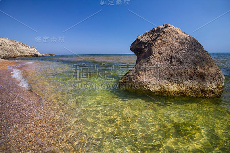 在岩石海滩海景。克里米亚的黑海