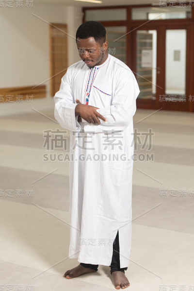 年轻穆斯林男子祈祷