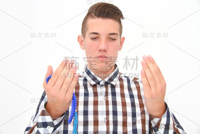 年轻的穆斯林男子正在祈祷