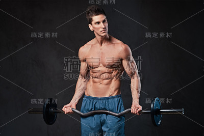 运动赤膊男性二头肌杠铃锻炼。