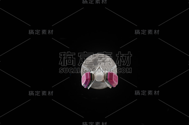 满月时戴上粉色口罩以抵御新冠肺炎