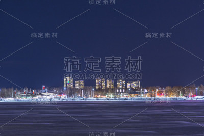 卢莱克罗南地区的高大住宅楼拍摄了一个星光灿烂的冬夜