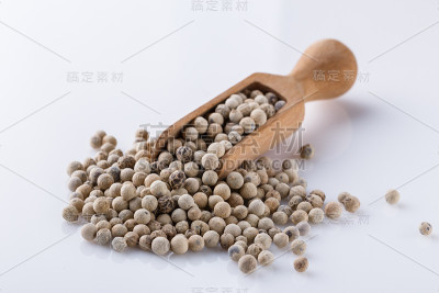 白色背景的木勺白花椒
