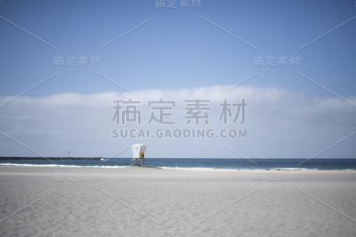 南加州海滩上的救生员塔