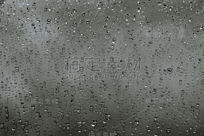 水滴在车上。背景。滴雨。