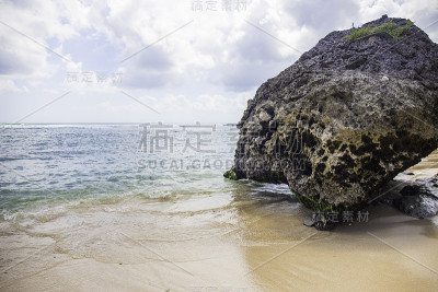 沙滩上的一块石头。
