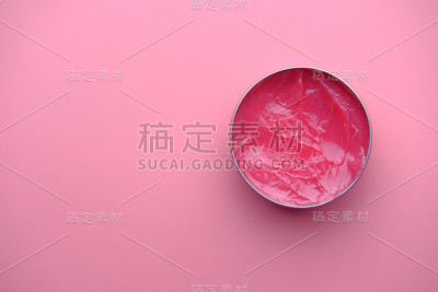 粉红色背景上的凡士林特写