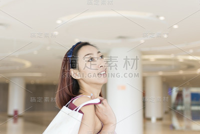 女人购物