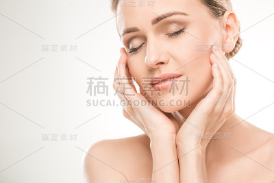 成熟女人的美容保健孤立上白