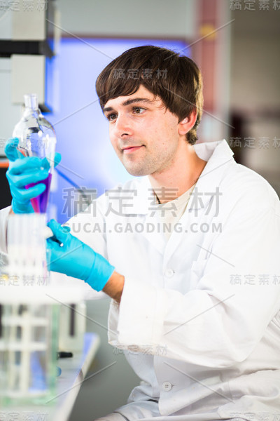 年轻男性研究员