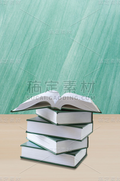 打开桌子上的书和绿色黑板