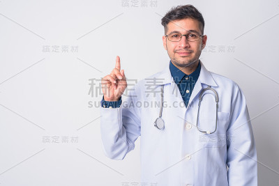 年轻波斯男子医生的肖像向上指