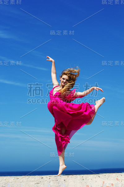 年轻漂亮的女孩在做体操