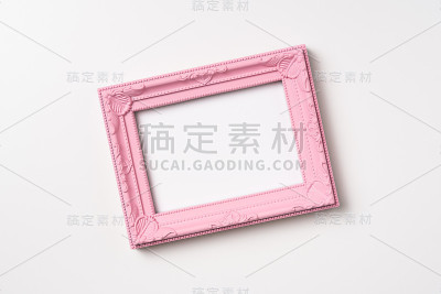 顶视图的粉红色木质相框上的白色