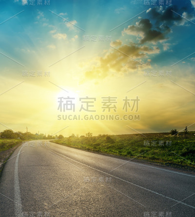 柏油路上明亮的晚霞