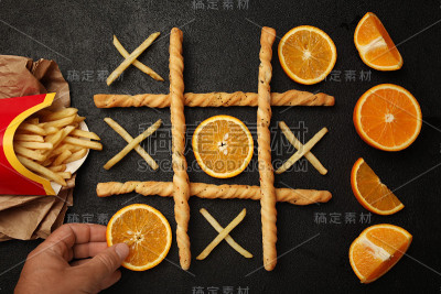 薯条和橘子的tac - toe游戏。选择健康和不健康的食物。适合或肥胖概念