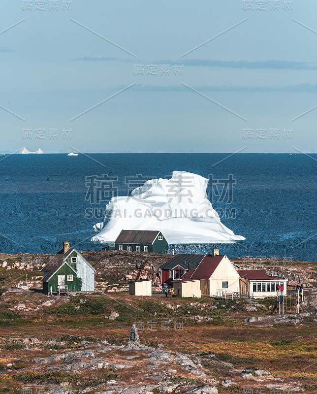 Qeqertarsuaq, Disko海湾地区格陵兰岛和伊卢利萨特典型的彩色木制冰山渔家。北极圈内的