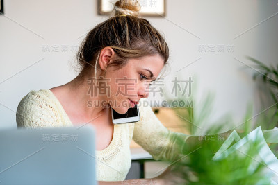 忙碌的年轻女子