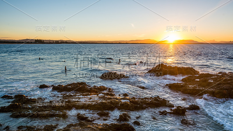 拜伦湾夕阳中的冲浪者