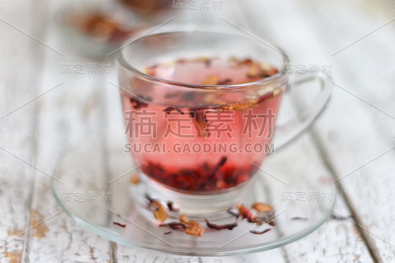 透明杯中红色水果茶