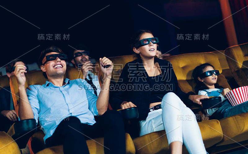 一群人在电影院看3d电影