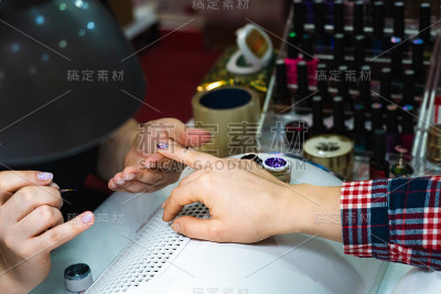 特写镜头让修指甲。