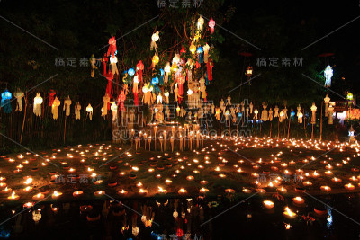 在泰国清迈的潘陶寺，佛祖像在夜间的主要灯笼日