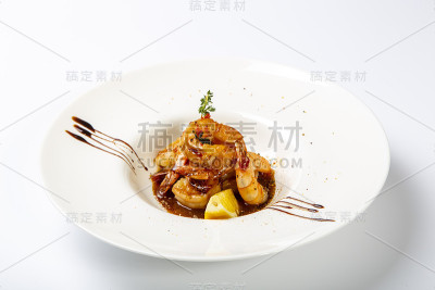 炸虎虾尾配照烧酱。白色背景上的盘子