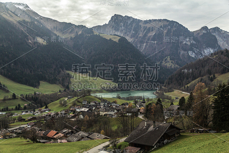 Rossinière，瑞士山区的一个小山谷村庄