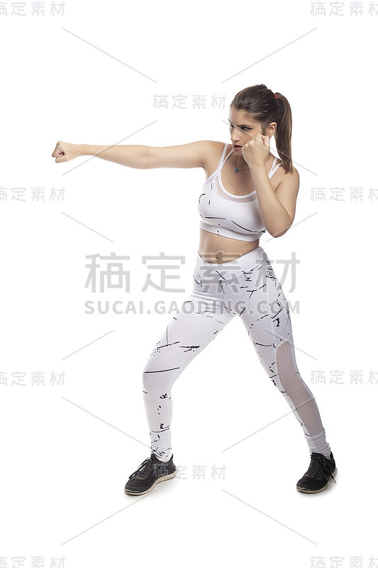 运动女性在战斗姿态出拳