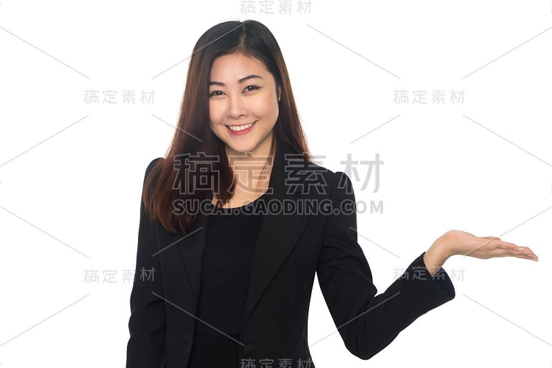 亚洲女商人现在摊开手掌孤立