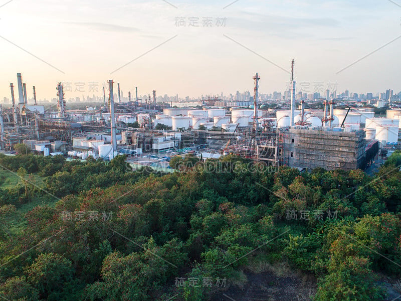 鸟瞰图炼油厂。工厂位于自然中间，无排放。周围的空气是纯净的。