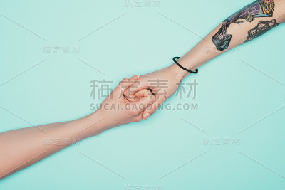 剪裁的女性手孤立的绿松石