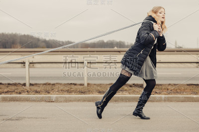 在路上拉着破车的女人