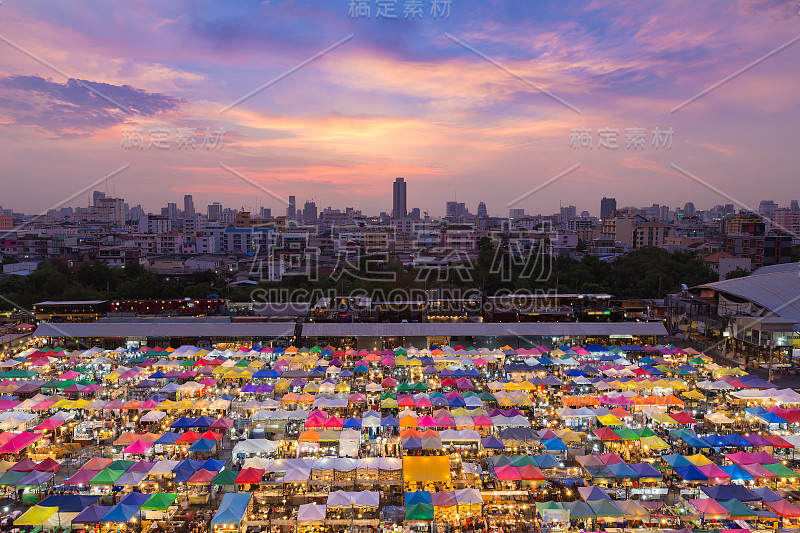 鸟瞰图多色夜市屋顶