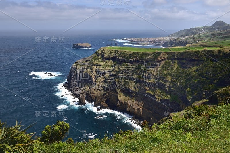 海浪冲击着海崖的底部