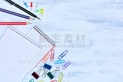 商务物品放在木桌上
