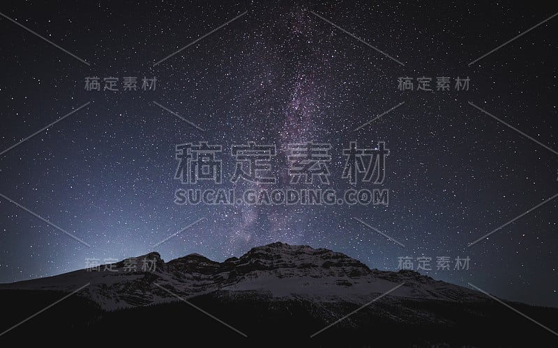 白雪皑皑的山峰上有银河和星星