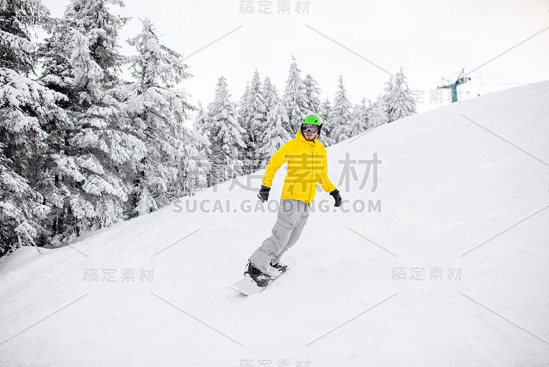 在山上滑雪的男人