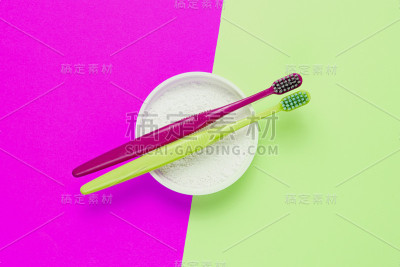 两把牙刷，粉底粉红绿色。极简口腔卫生理念。俯视图