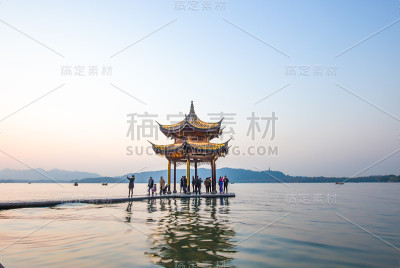 湖上的老式建筑