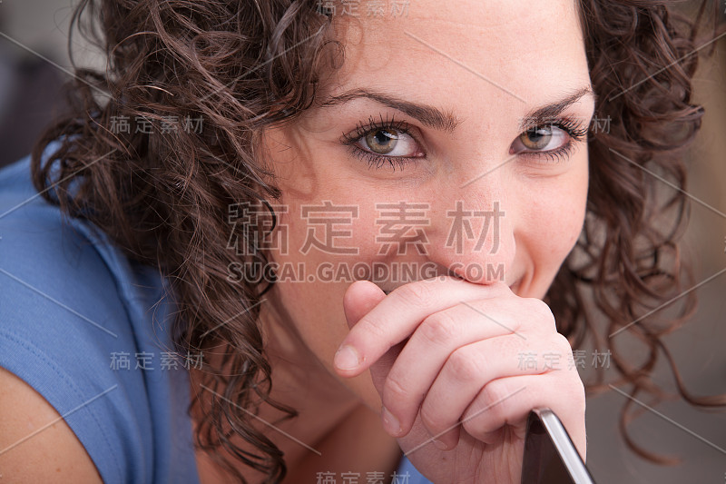 一个拿着手机的漂亮女人的眼睛