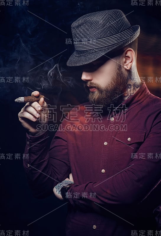 一个戴着胡子的男人。