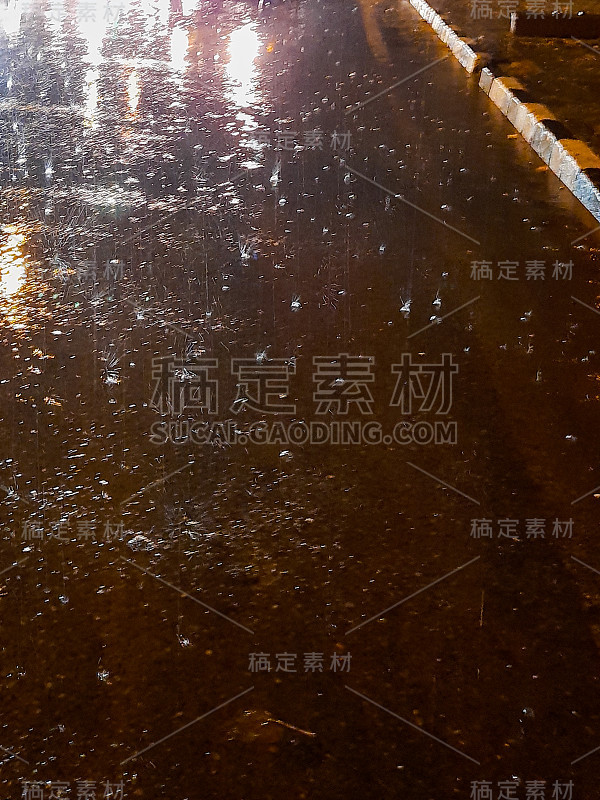 印度德里的道路在夜间的雨天视图，在夜间的暴雨视图